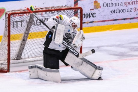 Jégkorong: Oskar Östlund a Fehérvár AV19 kapujában